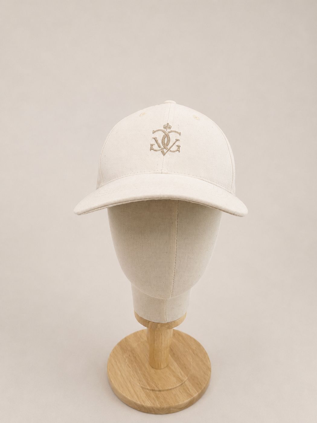Casquette blanche broderie ton sur ton, production FGZ